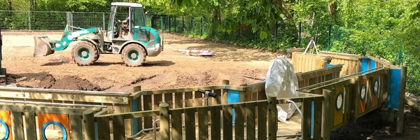 Foto zeigt Bauarbeiten und einen Bagger am inklusiven Spielplatz an der Dannewerkschule