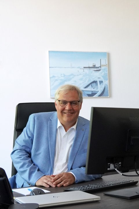 Bürgermeister Stephan Dose am Schreibtisch