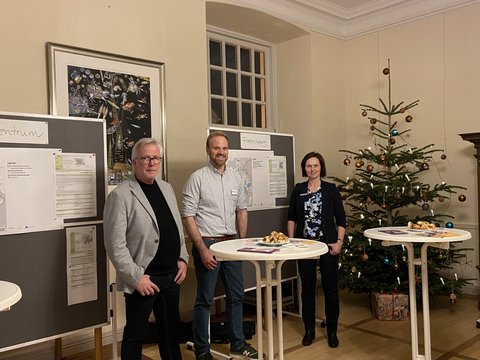 Bernward Völmicke, Stadt Schleswig, Askan Grimmelsmann, Stadtwerke SH, Manja Havenstein, Stadt Schleswig stehen im Vorraum des Ständesaals vor Metaplanwänden zur Informationsveranstaltung zur Kommunalen Wärmeplanung
