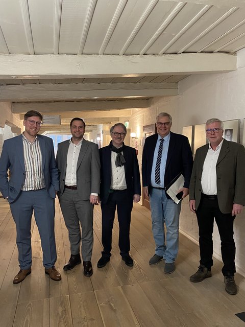 Steffen Bosch, Manuel Preis und Helmut Peter von der HP&P-Gruppe sowie Stephan Dose und Bernward Völmicke von der Stadt Schleswig stehen als Gruppe im Rathaus