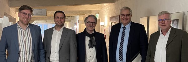 Steffen Bosch, Manuel Preis und Helmut Peter von der HP&P-Gruppe sowie Stephan Dose und Bernward Völmicke von der Stadt Schleswig stehen als Gruppe im Rathaus