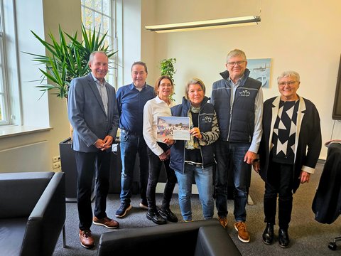 Stellvertretender Bürgermeister Rainer Haulsen, Holger und Silke Braaf, Andrea Cunow, Klaus Machlitt (1. Vorsitzender Förderverein „Plan haben“) und Gabriele Dunker-Ulbrich („Plan haben“ und Patin) bei der Spendenübergabe im Rathaus