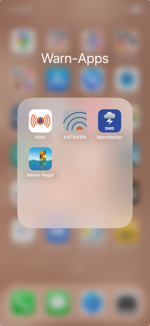 Smartphone-Screenshot mit den vier Warn-Apps NINA, KatWarn, WarnWetter und Meine Pegel.