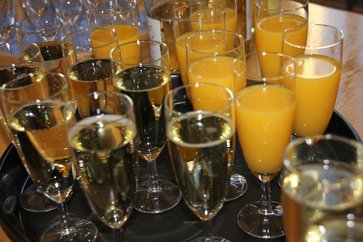 Sportler*innenehrung 2023 - Sektempfang Sektgläser mit Orangensaft und Sekt auf der Sportler*innenehrung 2023
