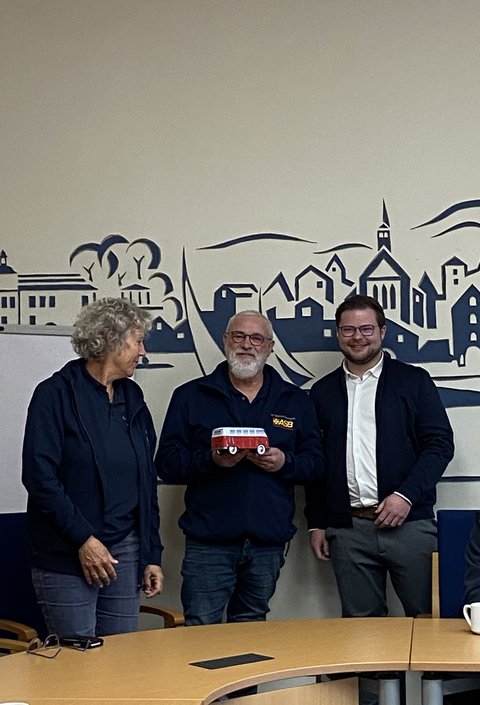 Dr. Ursula Hiedl, Hauke Staack (ASB Wünschewagen) und Bürgermeister Jonas Kähler