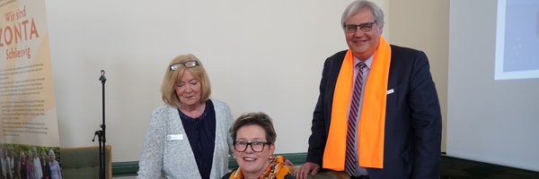 Eintrag in das Goldene Buch der Stadt Schleswig: Karin Petersen-Nißen (Zonta Präsidentin), Ute Scholz (Präsidentin Zonta International und Zonta Foundation for Women) und Stephan Dose