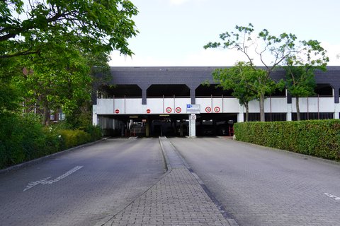 Ein- und Ausfahrt vom Parkhaus Schwarzer Weg aus Sicht der Königsstraße 