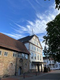 Schleswiger Rathauses mit angrenzendem Graukloster