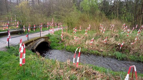 Vergrämungsmaßnahmen am Polierteich - hier Flatterbänder an der Brücke anlässlich eines Bauvorhabens