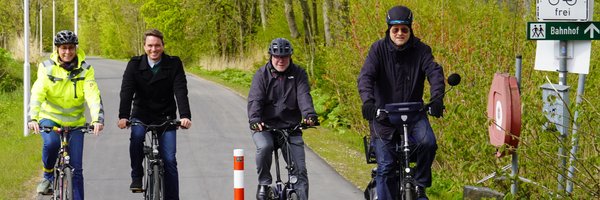 Radfahrende anlässlich der offiziellen Eröffnung des 1. Bauabschnitts der Kreisbahntrasse am 24.04.24