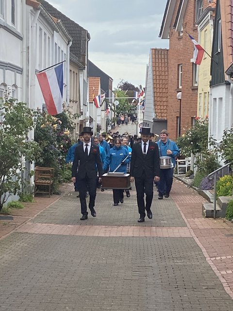 Abmarsch des Festumzuges der Mitglieder zur Sommermitgliederversammlung im Hotel "Hohenzollern" in Schleswig