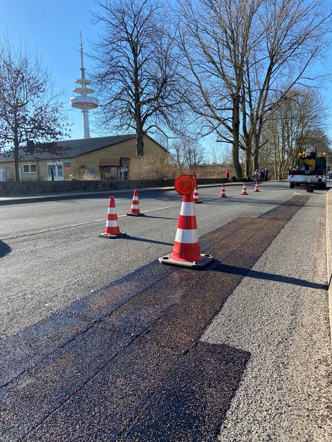 Sanierung Flensburger Straße März 2025 mit Heißvergussmasse mit Verkehrskegeln