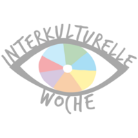 Logo der interkulturellen Woche. Ein Auge, dessen Iris bunte Farben sind. Als Wimpern wird die Schrift "Interkulturelle Woche" außen herum dargestellt.