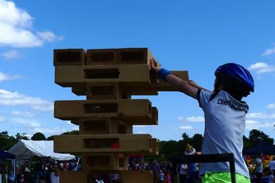 Jungen beim Jenga spielen beim Bürgerfest