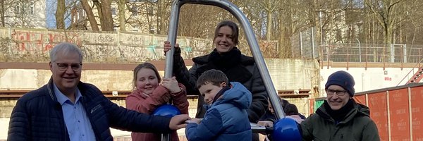 Stephan Dose, Josephine Schäfer (Stadtplanung), Jens Bagehorn-Delor (Öffentliches Grün) und Kinder der Klasse 4b