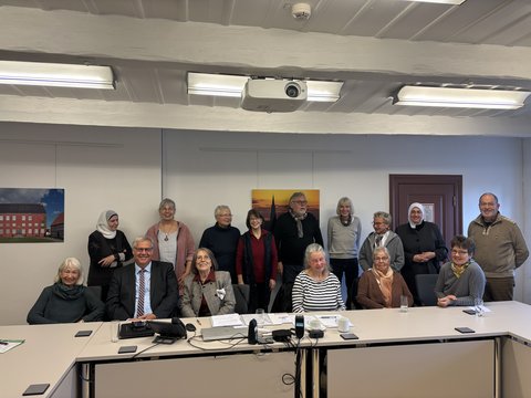 Bild zeigt die Gruppe der ehrenamtlichen seniorTrainer*innen am 13.13.23 im Rathaus: Hildis Hartmann, Fatima Abdullah, Bürgermeister Stephan Dose, Antje Kühn, Anita Szczecinna, Mirka Gerowski, Dagmar Kisjeloff, Klaus Gurreck, Dörte Kühl, Hilke Hamann, Edeltraut Behnecke, Erika Brinkmann, Nwira Alhallak, Martina Wildhagen, Reinhold Heggemann