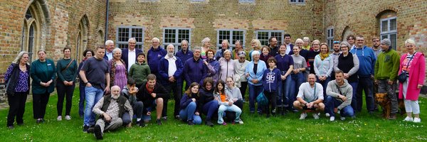 Kanutinnen und Kanuten von ASM Mantes und SKC Schleswig, Bürgermeister Dose und Bürgervorsteherin Ross im Rathauspark vor dem Gebäude