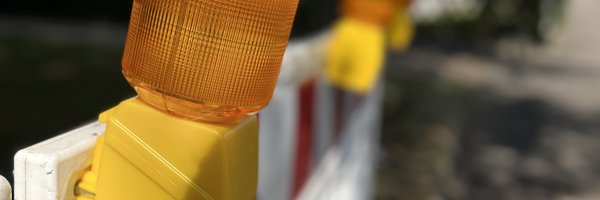 Teaser_aktuelle_Nachrichten_Absperrbaken als Symbol für Baustellen und Straßensperrungen Absperrbaken für eine Verkehrssperrung