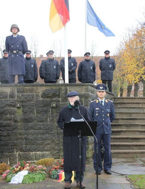 Bild zeigt Hans-Peter Scheibel (AG Volkstrauertag) anlässlich des Volkstrauertages am 19.11.23 am städtischen Ehrenmal am Rosengarten in Schleswig