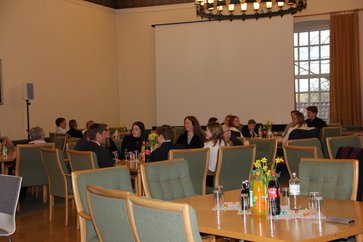 Sportler*innenehrung 2023 - Gäste Die ersten Gäste im Ständesaal bei der Sportler*innenehrung 2023