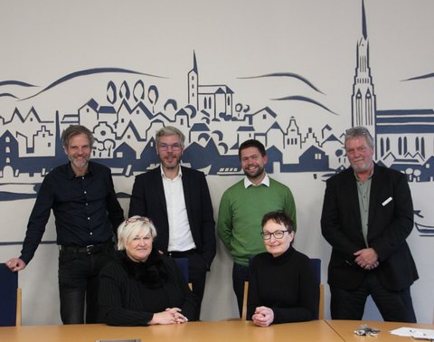 Bild zeigt Max Triphaus (Ostseefjord Schlei GmbH), Dr. Julia Pfannkuch (Fachbereichsleitung Bildung, Kultur und Ordnung), Ralf Trimborn (Inspektour Tourismus- und Regionalentwicklung), Mathias Heintz, Svenja Linscheidt (beide AktivRegion Schlei Ostsee) und Werner Strauß anlässlich der Präsentation Regionale Tagesgästebefragung und touristische Wertschöpfungsanlayse für Schleswig und die Region Ostseefjord Schlei.