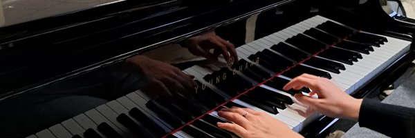 Hände spielen auf einem Musikinstrument, einem Flügel in der Stadtbüchereir Stadtbücherei lädt zum Musizieren ein