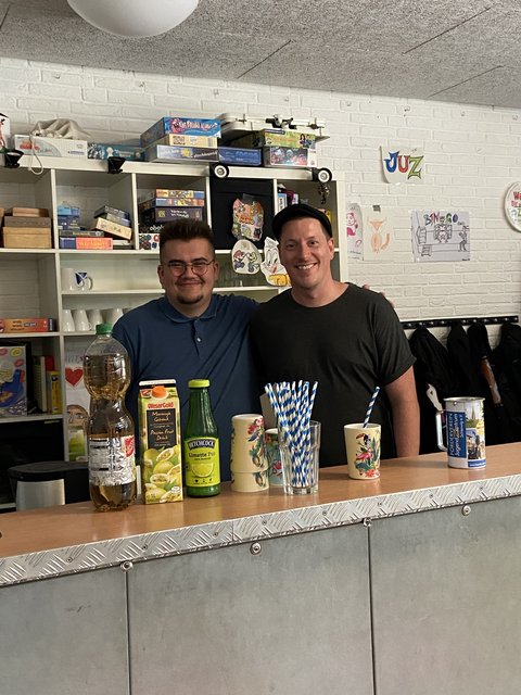 Max Matiak und Christian Sievers hinter der Bar vom Jugendzentrum
