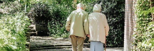 Seniorenpaar beim Spaziergang