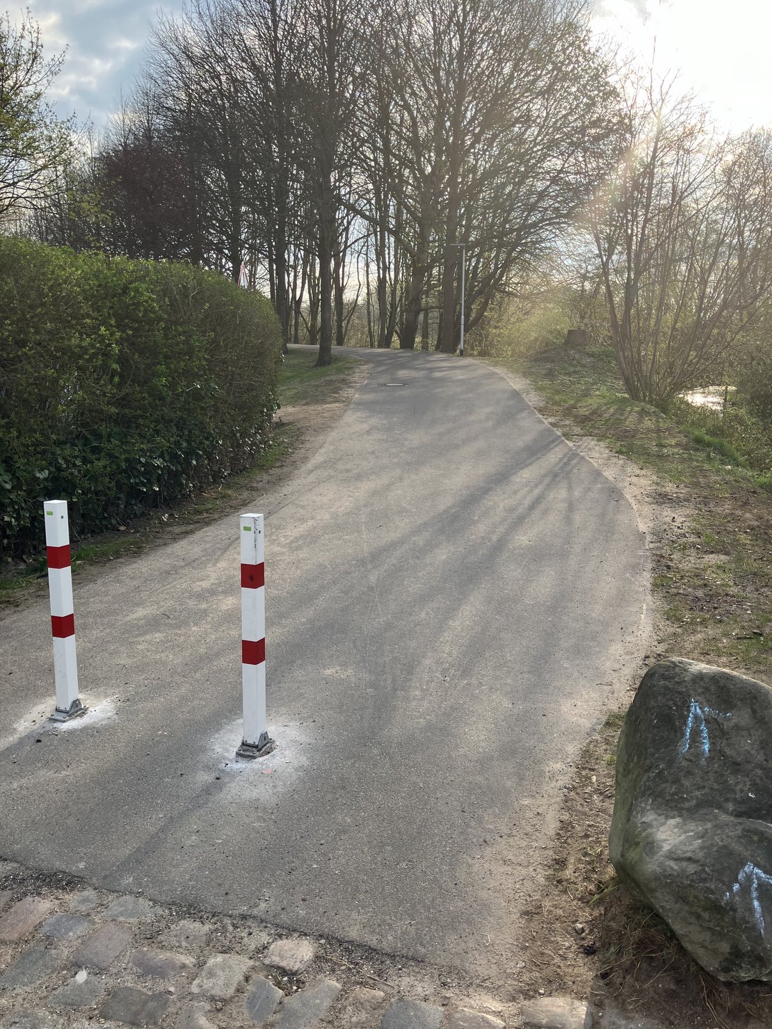 Poller verhindern das Befahren der neuen Kreisbahntrasse durch Fahrzeuge.