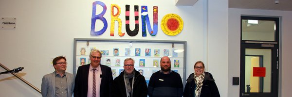 Bild zeigt in der Bruno-Lorenzen Schule Schulleiter Eike Petersen, Stephan Dose, Bernward Völmicke, Finnbjörn Feige, Vivien Clausen (Stadt Schleswig)