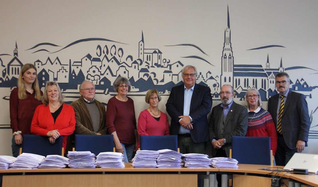 Seniorenbeiratswahl Auszählung Bürgermeister Dose mit einigen Bewerber*innen des neuen Seniorenbeirates
