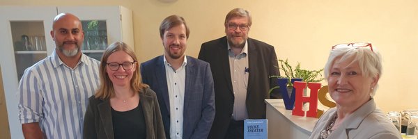 Haidar Chahrour (Stadt Schleswig), Florentin Viebig (vhs), Dr. Ute Lemm (SH Landestheater) Probst Helgo Jacobs und Dr. Julia Pfannkuch (Stadt Schleswig). Pfannkuch hält einen Flyer in der Hand
