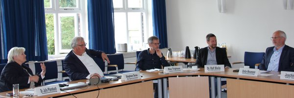 Pressekonferenz am 29.08.23 zum Projekt "Erbe der Wikinger; zu sehen sind: Fachbereichsleiterin Dr. Julia Pfannkuch, Bürgermeister Stephan Dose (Stadt Schleswig), Max Triphaus (Geschäftsführer der Ostseefjord-Schlei GmbH), Dr. Ralf Bleile (Direktor des archäologisches Landesmuseums Schloss Gottorf) und Stefan Wesemann (Leiter der Geschäftsstelle der IHK Flensburg)