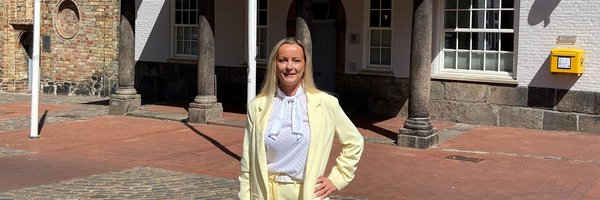 Neue Fachdienstleitung Ordnung und Bürgerangelegenheiten Karen Suhling vor dem Rathaus