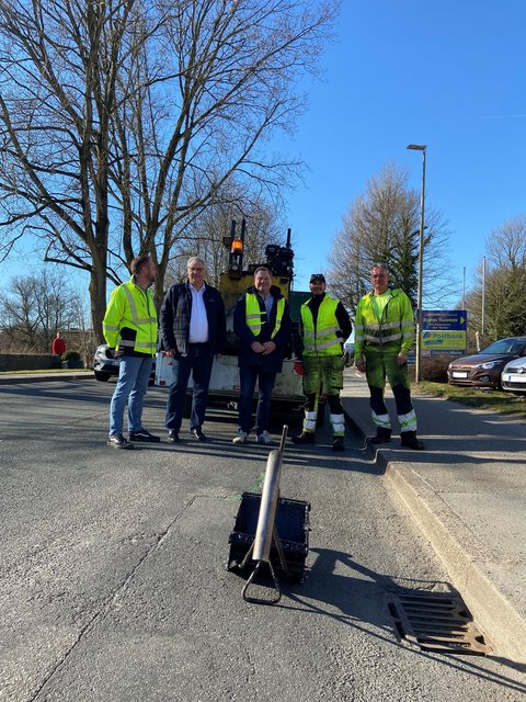 Torben Krüger (Fachdienstleiter Tiefbau) und Stephan Dose (Bürgermeister), Stadt Schleswig; Rasmus Rask, Pascale Streit und Christian Halfpap, Fa. Straßenflex vor einem Bauwagen in der Flensburger Straße