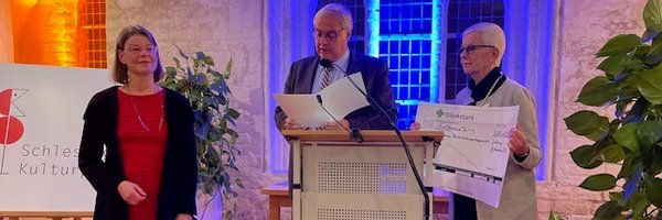 Bild zeigt Stephan Dose und Inke Asmussen anlässlich Verleihung des Kulturpreises 2023 an Susanne Pertiet am 10.11.23 im Graukloster.