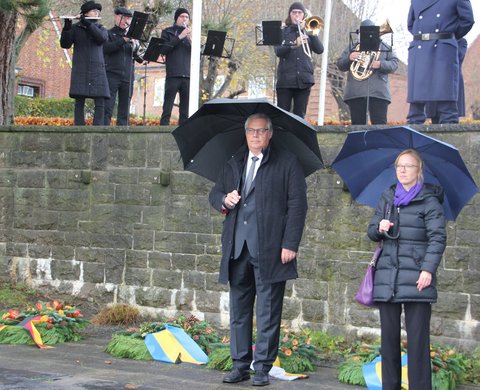 Bild zeigt Stephan Dose und Bischöfin Nora Steen anlässlich des Volkstrauertages am 19.11.23 am städtischen Ehrenmal am Rosengarten in Schleswig