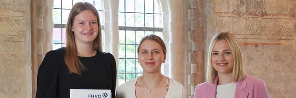 Isabel Hansen, Marisa Ruff und Lena Patzke haben ihre Abschlussprüfung bestanden und wurden im Gotischen Saal mit ihrer Urkunde abgebildet