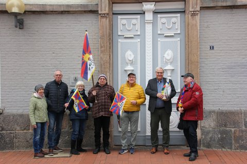 Bild zeigt Christa Thode Marita und Wolfgang Fauck Axel Mademann Jörn Hinze Holger Herrmann mit Stephan Dose ei der Übergabe von kleinen Setzlingen der Himalaya-Zedern anlässlich der Kampagne „Flagge zeigen für Tibet“