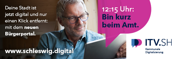 Bild zeigt einen Mann, der um 12:15 Uhr seine Behördenangelegenheiten mobil am Tablet erledigt