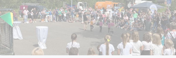 Viele Menschen von hinten stehen auf einem Festplatz
